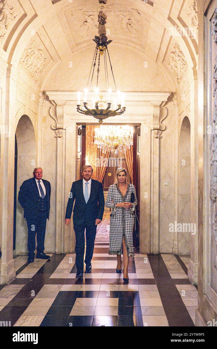 Amsterdam, Paesi Bassi, 2024-10-01 16:58:35 AMSTERDAM, 01-10-2024, Palazzo reale AmsterdamKing Willem Alexander e la Regina Máxima ricevono i partecipanti al 35° Congresso planetario ASE nel Palazzo reale di Amsterdam. L'Association of Space Explorers (ASE) è un'associazione di oltre quattrocento astronauti provenienti da 38 paesi diversi, tra cui André Kuipers. FOTO: NLBeeld/POOL/Micha Schoemaker credito: NL Beeld / Patrick van Emst Foto Stock