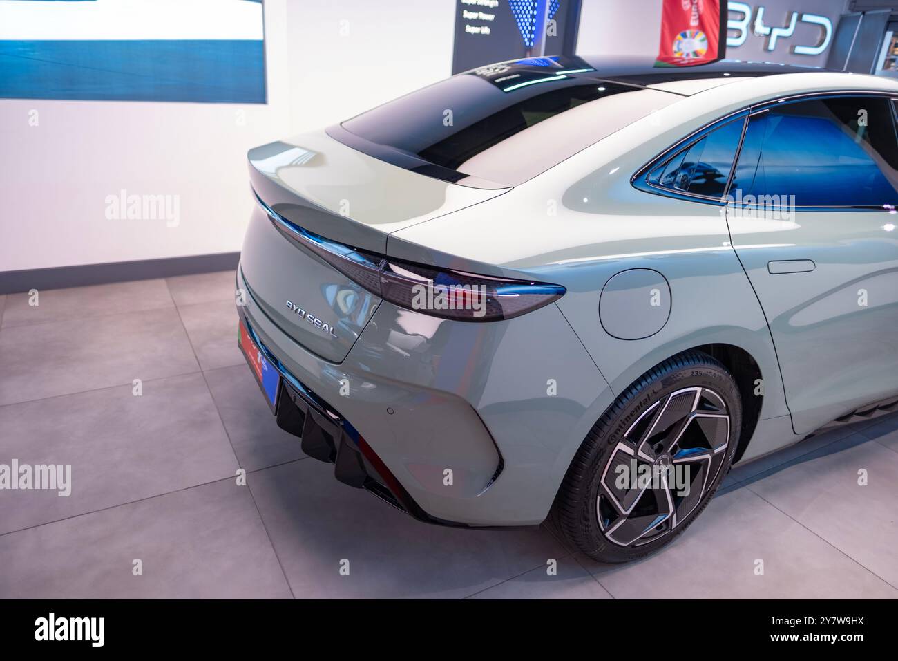 Vista posteriore dell'auto elettrica con sigillo BYD Green New Sage, SUV produttore cinese in Studio, Elegance Vehicle in showroom, innovazione nell'industria automobilistica sh Foto Stock