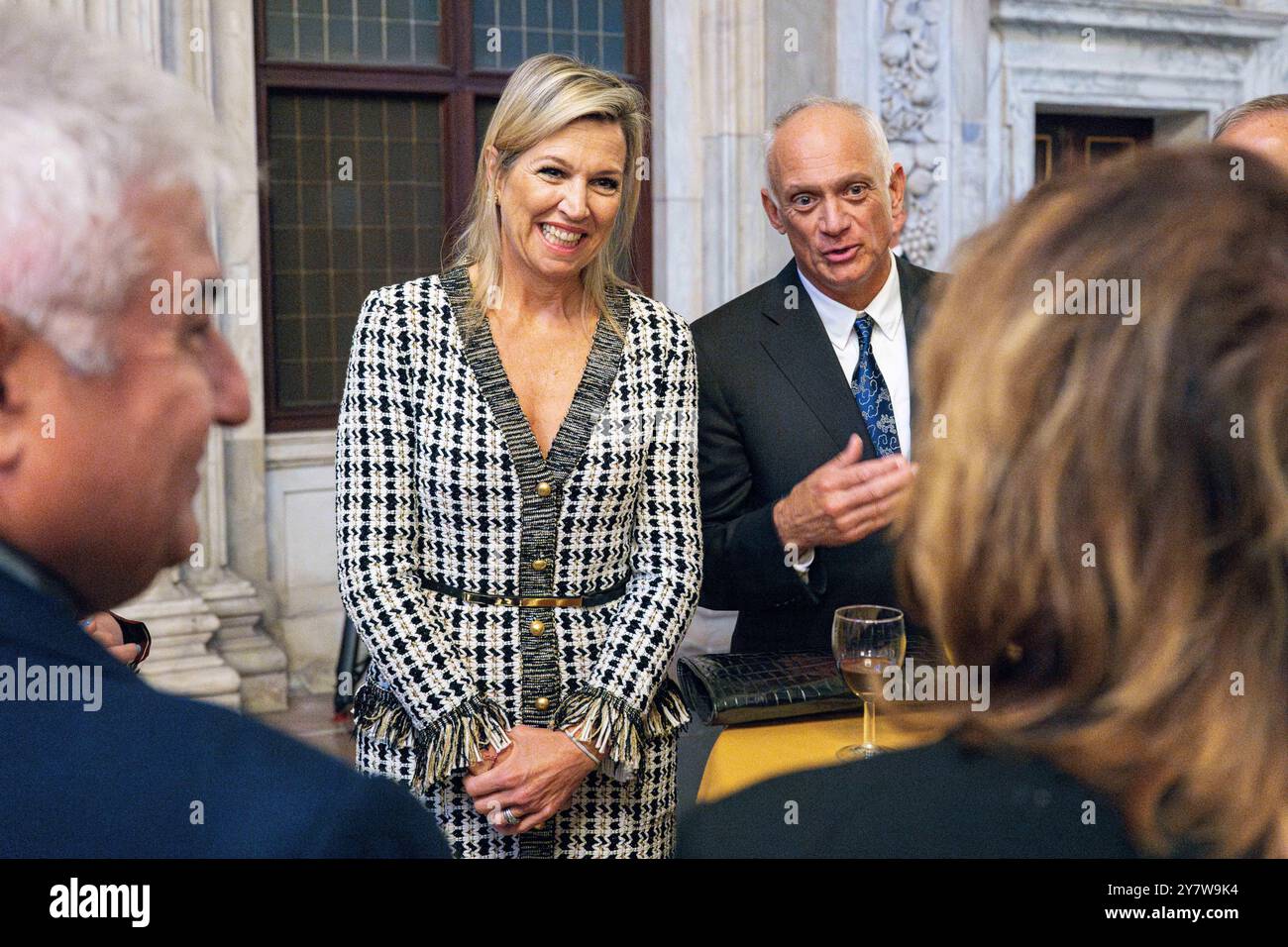 Amsterdam, Paesi Bassi, 2024-10-01 17:02:13 AMSTERDAM, 01-10-2024, Palazzo reale AmsterdamKing Willem Alexander e la Regina Máxima ricevono i partecipanti al 35° Congresso planetario ASE nel Palazzo reale di Amsterdam. L'Association of Space Explorers (ASE) è un'associazione di oltre quattrocento astronauti provenienti da 38 paesi diversi, tra cui André Kuipers. FOTO: NLBeeld/POOL/Micha Schoemaker credito: NL Beeld / Patrick van Emst Foto Stock