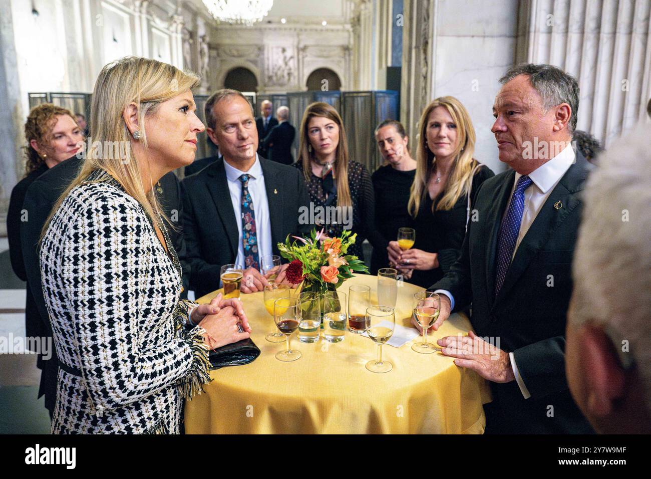 Amsterdam, Paesi Bassi, 2024-10-01 17:03:56 AMSTERDAM, 01-10-2024, Palazzo reale AmsterdamKing Willem Alexander e la Regina Máxima ricevono i partecipanti al 35° Congresso planetario ASE nel Palazzo reale di Amsterdam. L'Association of Space Explorers (ASE) è un'associazione di oltre quattrocento astronauti provenienti da 38 paesi diversi, tra cui André Kuipers. FOTO: NLBeeld/POOL/Micha Schoemaker credito: NL Beeld / Patrick van Emst Foto Stock