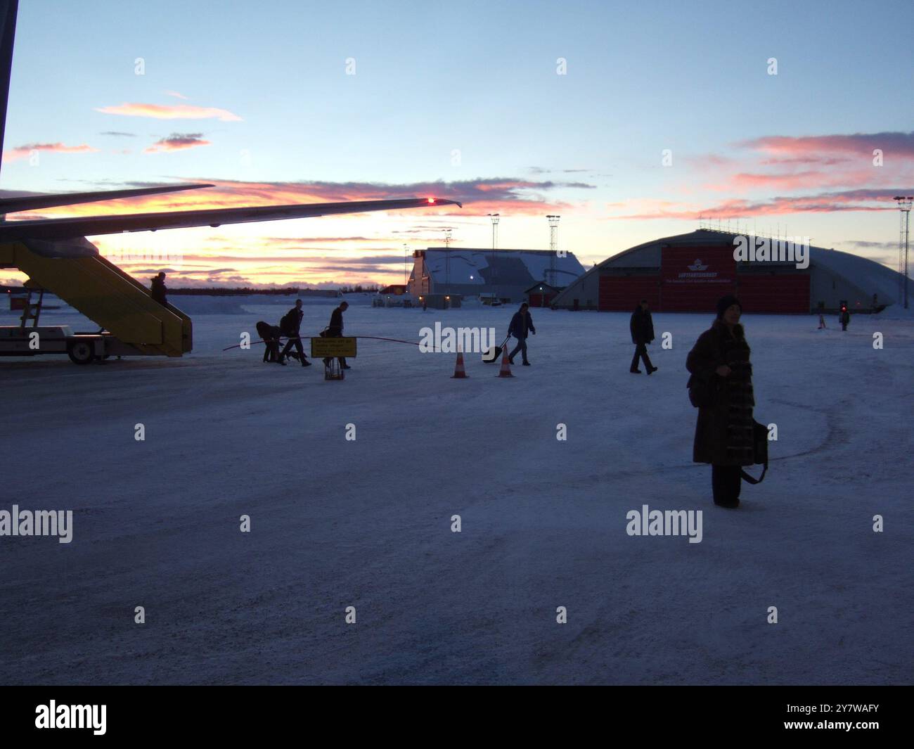 Fine novembre a mezzogiorno all'aeroporto di Kiruna. Da Kiruna Fly a Tromso, è il più lontano possibile. Kiruna è una città della Svezia settentrionale con 19.000 abitanti e 23.000 nel comune di Kiruna. Il nome Kiruna deriva dalla lingua sami Giron e significa ptarmigan, un uccello bianco originario delle aree settentrionali. Questo uccello è anche raffigurato sulle braccia della città, insieme al cartello per il ferro. Il ferro simboleggia l'industria mineraria che è stata di grande importanza per la città. ©TopFoto/Alan Smith Foto Stock