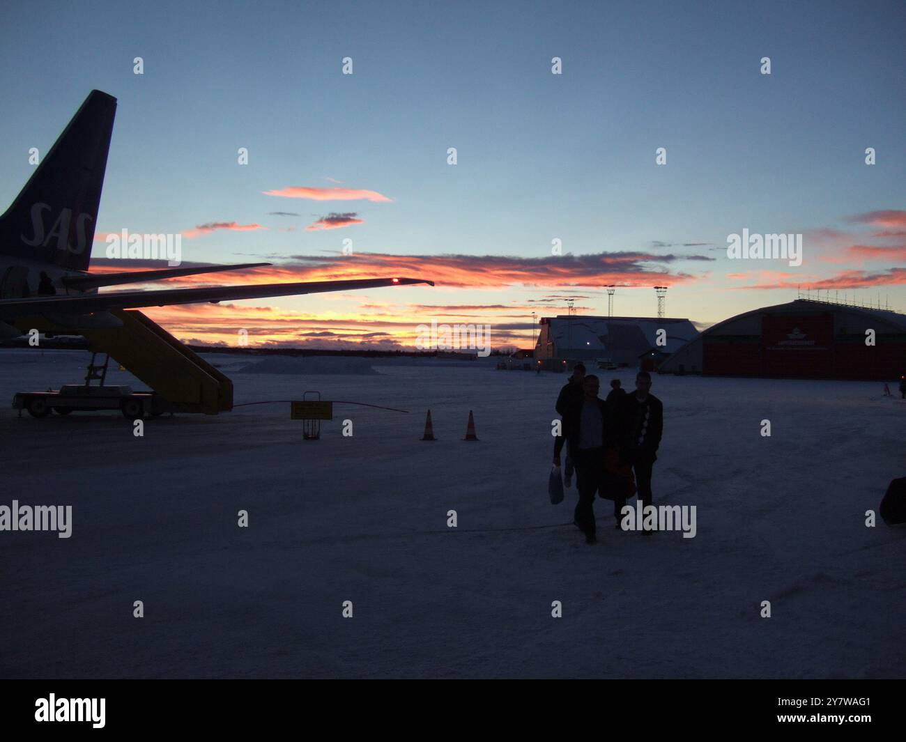 Fine novembre a mezzogiorno all'aeroporto di Kiruna. Da Kiruna Fly a Tromso, è il più lontano possibile. Kiruna è una città della Svezia settentrionale con 19.000 abitanti e 23.000 nel comune di Kiruna. Il nome Kiruna deriva dalla lingua sami Giron e significa ptarmigan, un uccello bianco originario delle aree settentrionali. Questo uccello è anche raffigurato sulle braccia della città, insieme al cartello per il ferro. Il ferro simboleggia l'industria mineraria che è stata di grande importanza per la città. ©TopFoto/Alan Smith Foto Stock