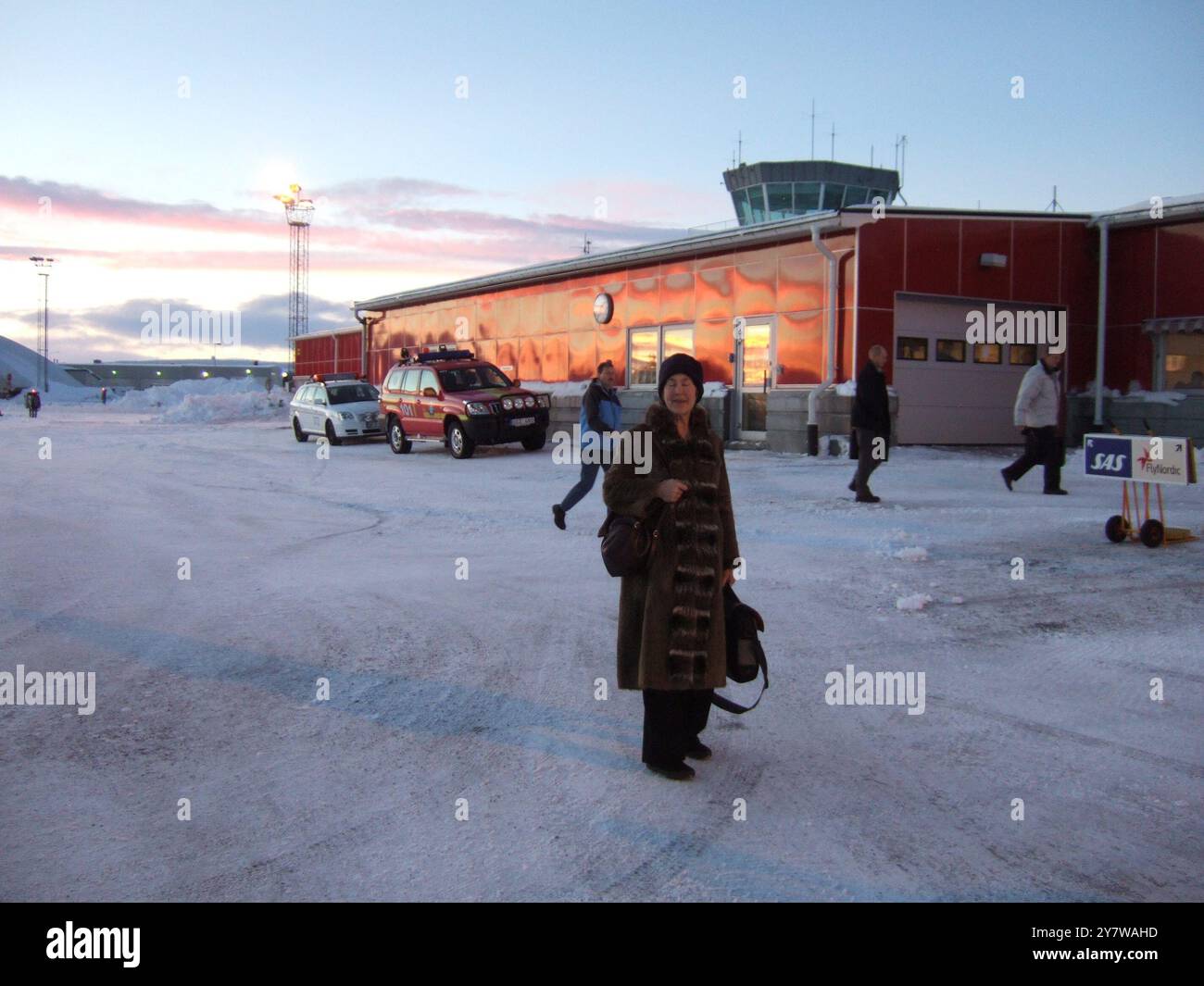 Joanna Smith - fine novembre a mezzogiorno all'aeroporto di Kiruna. Da Kiruna Fly a Tromso, è il più lontano possibile. Kiruna è una città della Svezia settentrionale con 19.000 abitanti e 23.000 nel comune di Kiruna. Il nome Kiruna deriva dalla lingua sami Giron e significa ptarmigan, un uccello bianco originario delle aree settentrionali. Questo uccello è anche raffigurato sulle braccia della città, insieme al cartello per il ferro. Il ferro simboleggia l'industria mineraria che è stata di grande importanza per la città. ©TopFoto/Alan Smith Foto Stock