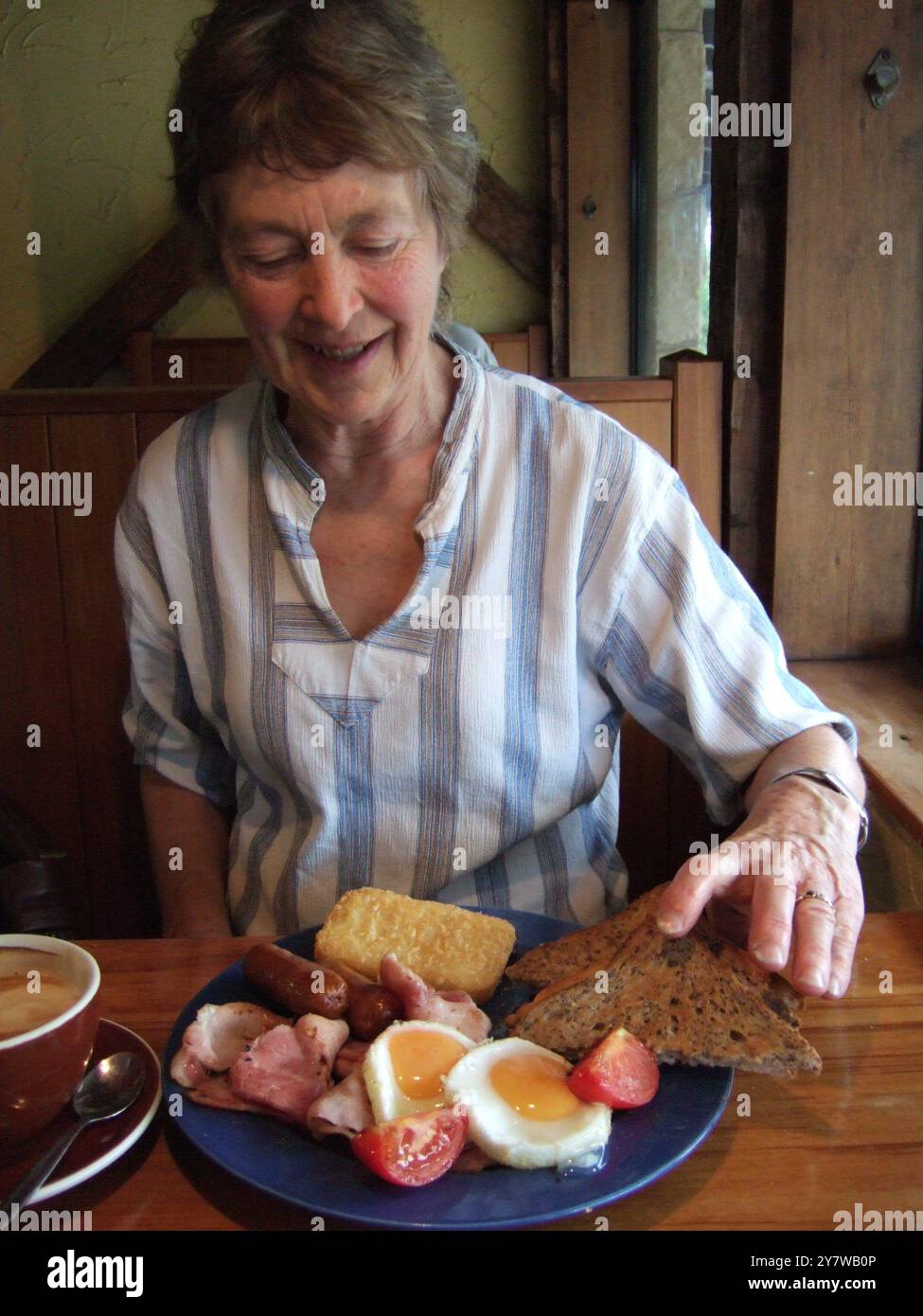 Joanna davanti ad una sana colazione in stile neozelandese - 2006 ©2006 credito: TopFoto / AMS Foto Stock