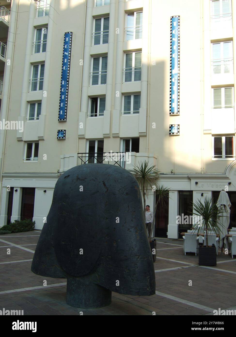 Tonic Hotel, 58 Avenue Edouard VII, 64200 Biarritz. Tel: 05 99 24 58 email: tonic.biarritz@wanadoo.fr sito web: www.tonichotel.com A pochi passi dalla spiaggia principale - grande Plage e dal Casinò art deco. Vicino a importanti edifici e al centro di talassoterapia. Foto Stock