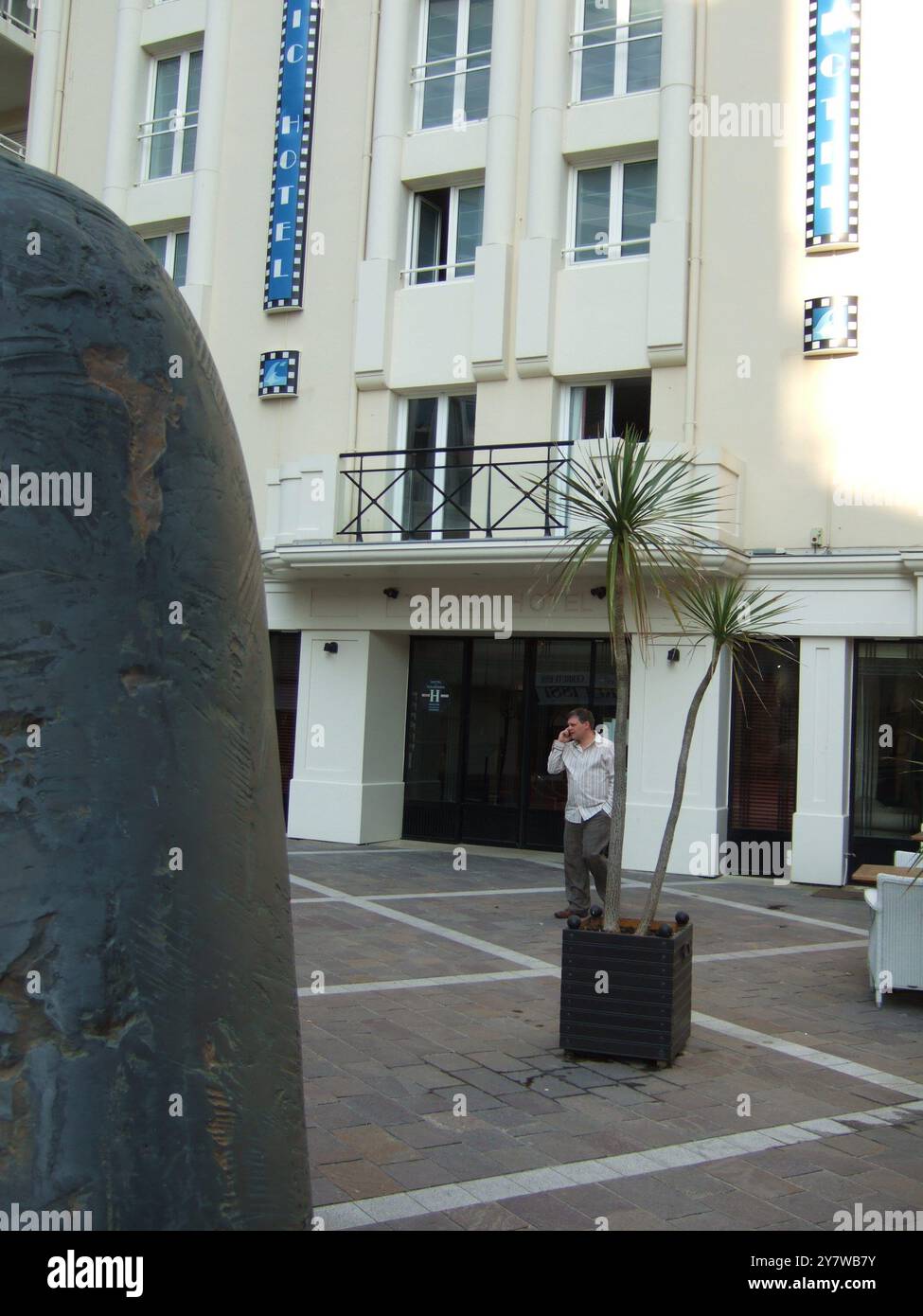 Tonic Hotel, 58 Avenue Edouard VII, 64200 Biarritz. Tel: 05 99 24 58 email: tonic.biarritz@wanadoo.fr sito web: www.tonichotel.com A pochi passi dalla spiaggia principale - grande Plage e dal Casinò art deco. Vicino a importanti edifici e al centro di talassoterapia. Foto Stock