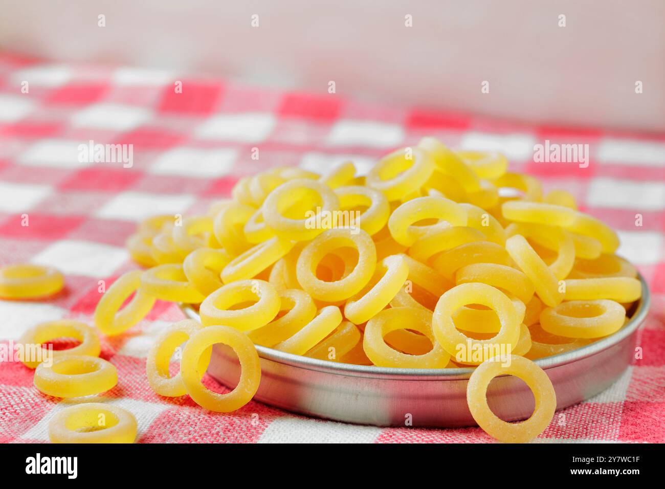 Pasta di semola di grano duro essiccato agli anelli siciliani , anelli siciliani , pasta a forma di piccolo anello utilizzata per i piatti al forno , preparazione degli alimenti , tradit Foto Stock