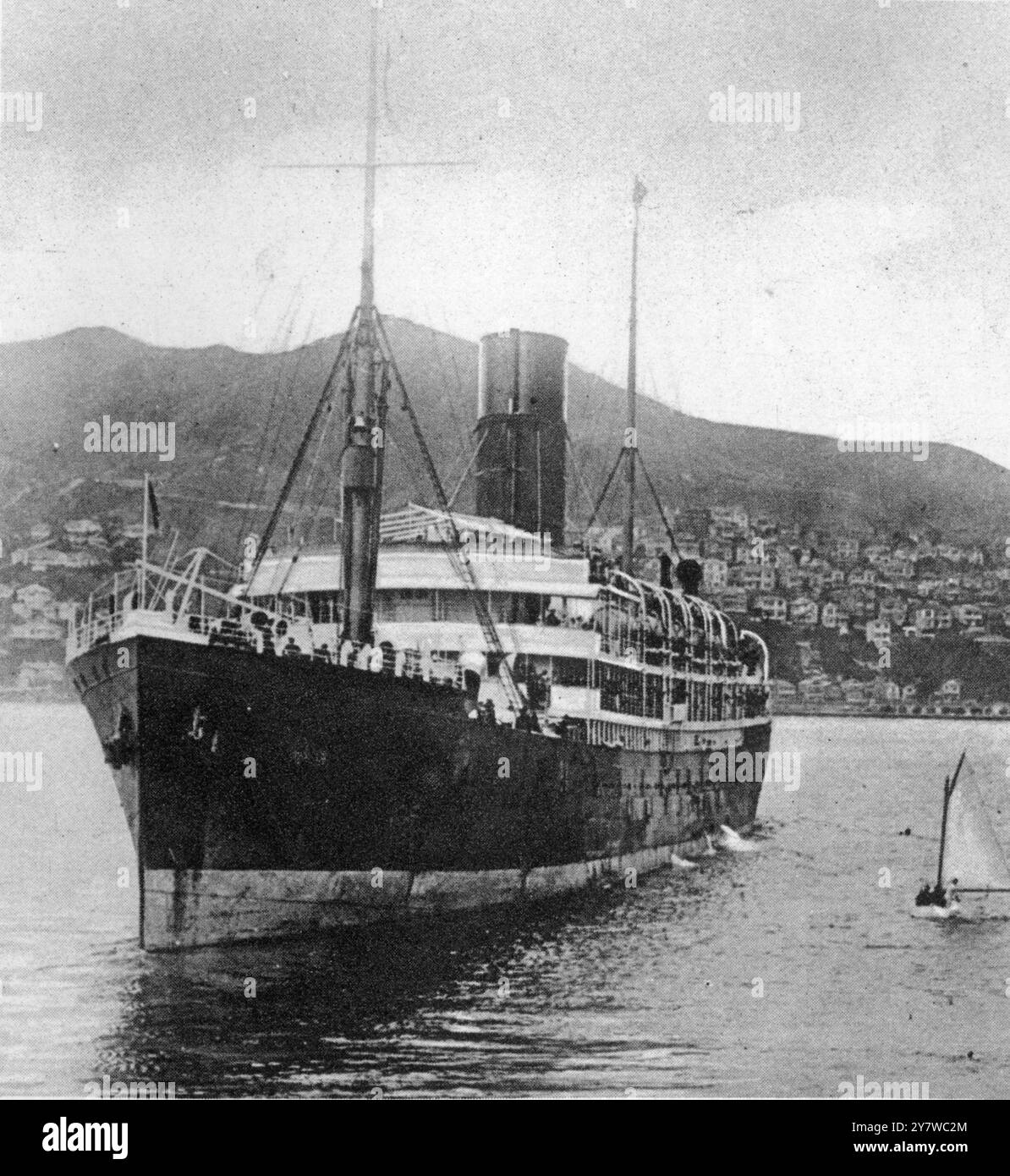 Perso nel mezzo Pacifico: La ' Tahiti ' , affondata dopo che i suoi passeggeri e il suo equipaggio erano stati salvati dalla ' Ventura '. La linea Tahiti, che si era rotta la notte tra il 15 e il 16 agosto 1930 da una posizione a 470 miglia da Raratonga, nel Pacifico meridionale, che il suo pozzo di dritta si era rotto e che l'acqua stava versando nella sua sala macchine, affondò alle 16:40 del 18 agosto 1930. I 148 passeggeri ( tra cui Sir Hugh Allen , direttore del Royal College of Music ) e l'equipaggio furono trasferiti sulla linea di San Francisco Ventura il .23 agosto 1930 Foto Stock