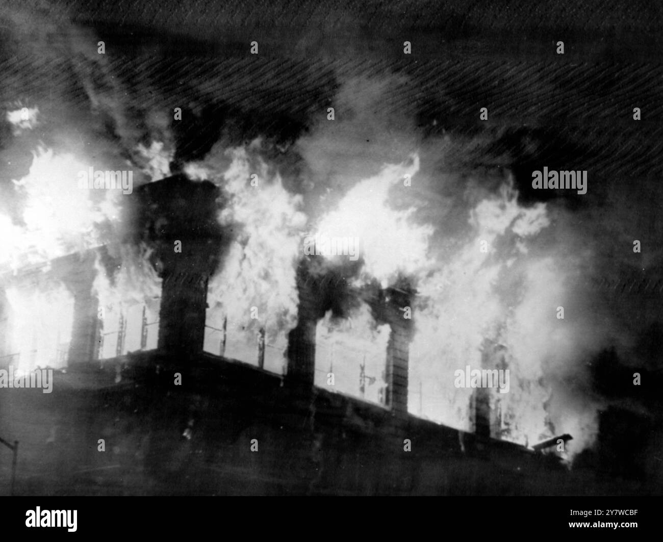 Tempio musulmano nero in fiamme New York : le fiamme divorano il piano superiore di un edificio che ospita una moschea musulmana nera ad Harlem qui oggi . Un' esplosione ha provocato l' incendio , che è stato definito dalle autorità di natura « decisamente sospetta » . L' incidente è avvenuto meno di due giorni dopo l' uccisione di Malcolm X , leader estremista di un gruppo rivale . Malcolm X e' stato ucciso ad una riunione di domenica. Aveva interrotto i suoi legami con i musulmani neri in precedenza . 23 febbraio 1965 Foto Stock