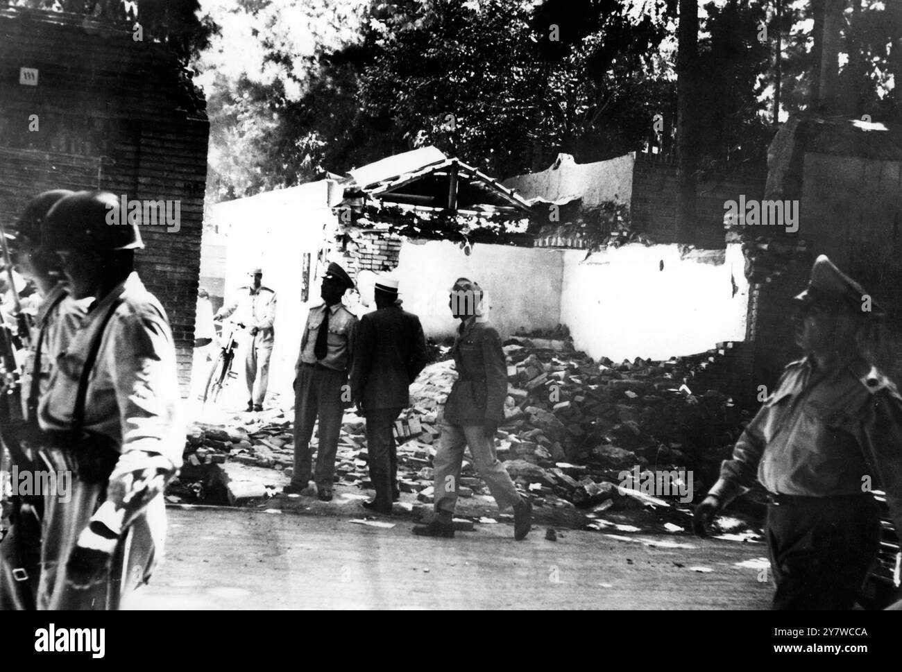 LA GUARDIA HA POSTO LA CASA BRUCIATA DI Teheran di MOSSADEQ: Polizia e soldati armati stanno in guardia fuori dalla casa del Dottor Mossadeq dopo che la folla pro-scià l'aveva messa in fiamme durante le dimostrazioni qui. L'ex Premier è ora in arresto. 21 agosto 1953 Foto Stock