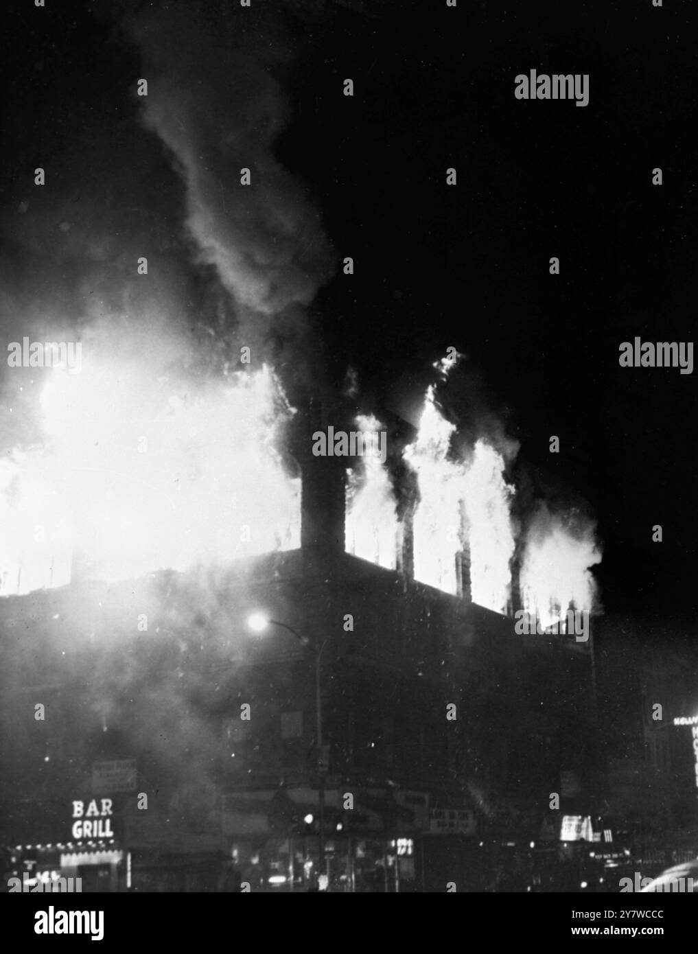 Tempio musulmano nero in fiamme New York : le fiamme divorano il piano superiore di un edificio che ospita una moschea musulmana nera ad Harlem qui oggi . Un' esplosione ha provocato l' incendio , che è stato definito dalle autorità di natura « decisamente sospetta » . L' incidente è avvenuto meno di due giorni dopo l' uccisione di Malcolm X , leader estremista di un gruppo rivale . Malcolm X e' stato ucciso ad una riunione di domenica. Aveva interrotto i suoi legami con i musulmani neri in precedenza . 23 febbraio 1965 Foto Stock