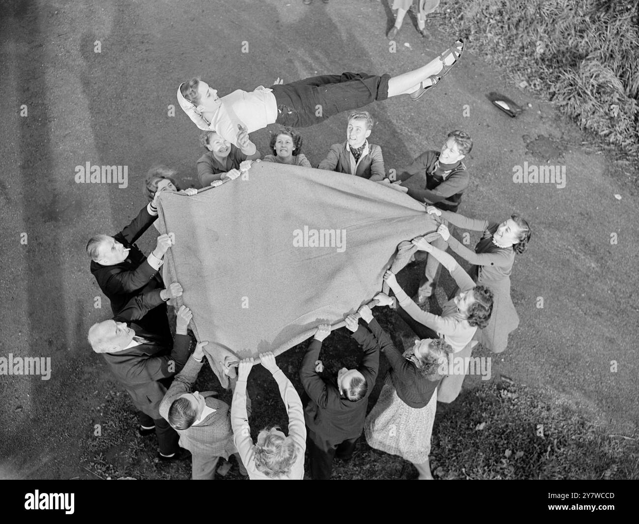 Il tenore di vita dell'assistente norma Craig fa un salto improvviso e involontario - aiutato dai colleghi del campo agricolo volontario di Lulsgate , Somerset , dove anche una dura giornata di lavoro in fattoria non sembra mettere un freno agli spiriti delle ore di svago. Norma , di 17 anni , di Liverpool e dei suoi compagni di campeggiatore hanno aiutato gli agricoltori del Somerset nel quadro del programma volontario che prevede che i lavoratori cittadini possano trascorrere le loro vacanze nel terreno . Quest'anno, a causa del clima mite, i campi di Somerset sono aperti fino alla metà di novembre .18 ottobre 1949 Foto Stock