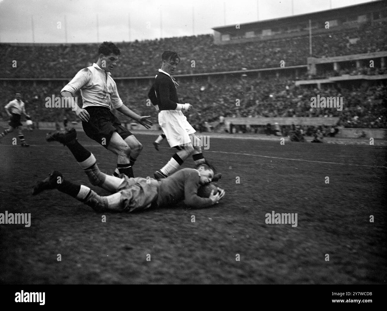 Lanciandosi a tutta lunghezza il portiere berlinese Kurt Birkner prende la palla dai piedi del centro attaccante Cliff Holton ( Arsenal ) durante la partita della Berlin vs London Football Association allo Stdium Olimpico , nel settore britannico . Cliff Holton e' a sinistra, indossa una camicia bianca. La partita si concluse con un pareggio del 1-1 il .22 novembre 1951 Foto Stock