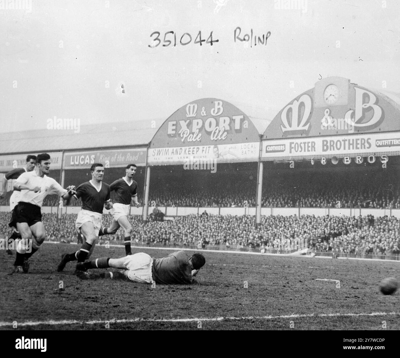 Harry Gregg, il portiere del Manchester United, sul campo come Hill segna il secondo gol del Fulham durante la semifinale di fa Cup tra Fulham e Manchester United a Villa Park. Le squadre pareggiarono 2-2, il replay si svolgerà a Highbury , Londra il 26 marzo 1958 .23 marzo 1958 Foto Stock