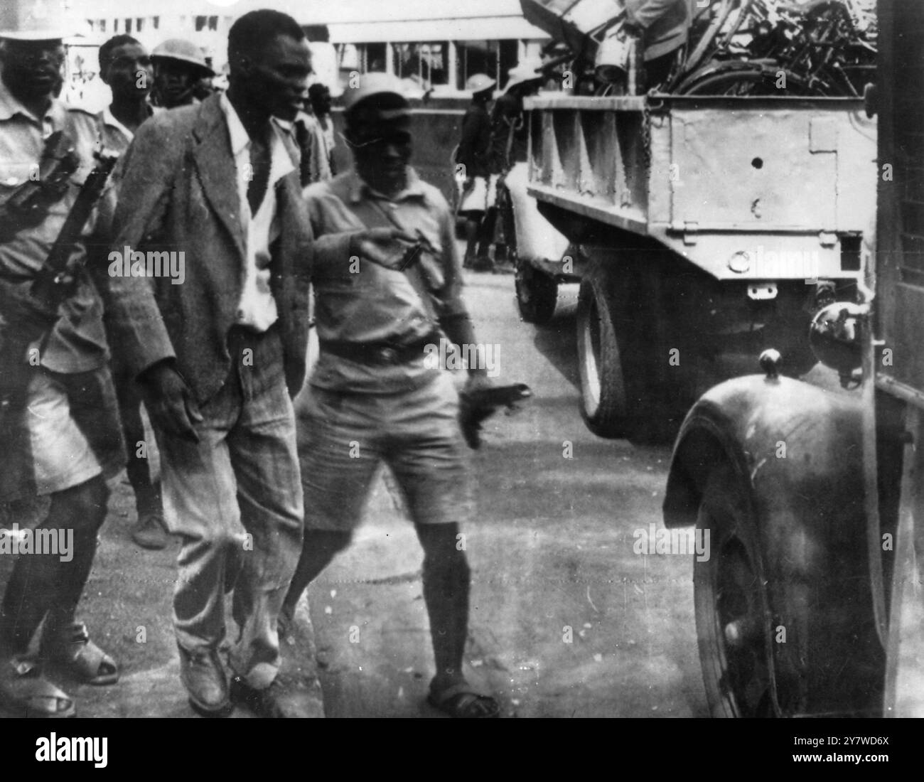 Le truppe britanniche fanno RAID Anti Mau Mau sull'insediamento di Squatter massacro di Mau Mau - i sospetti Mau Mau arrestati i sospetti sono trasportati su camion per trasportarli in un centro di detenzione per essere interrogati. Nairobi, Kenya - 5 aprile 1953 ©TopFoto Foto Stock