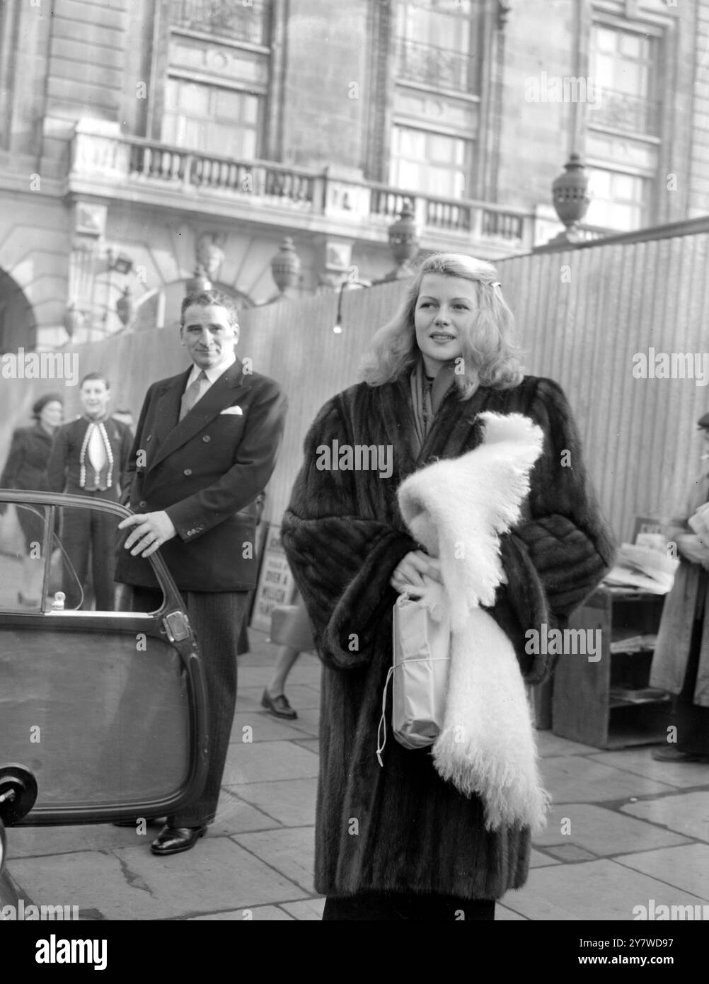 Rita Hayworth, affascinante star di Hollywood, ha fatto notizia ultimamente, prima con il suo lavoro da 60.000 sterline all'anno, poi con il suo viaggio a Eire con la figlia di quattro anni Rebecca, accompagnata dal principe Aly Khan, figlio di Aga Khan. Dopo aver soggiornato alcuni giorni nella fattoria del Principe, la coppia volò su un aereo appositamente noleggiato in rotta per Parigi, ma fu costretta ad atterrare a Croydon a causa del maltempo. Ieri sera sono stati al Ritz Hotel di Londra, e hanno in programma di continuare il volo per Parigi oggi. La foto mostra Rita Hayworth con sua figlia Rebecca che lascia il Ritz Hotel tod Foto Stock