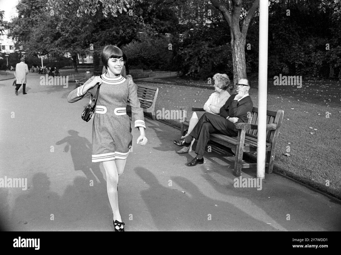 Mireille Mathieu si gode il sole di Londra durante il suo soggiorno di tre settimane a Londra per un incontro di cabaret al Savoy Hotel. 14 ottobre 1968 Foto Stock