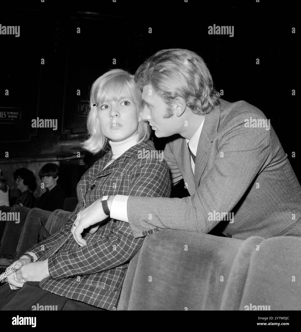 Parigi : il cantante pop francese Johnny Hallyday e Sylvie Vartan marito e moglie si uniscono durante una pausa nelle prove per la Royal Variety Performance di domani sera al London Palladium davanti alla regina e al duca di Edimburgo . 7 novembre 1965 Foto Stock