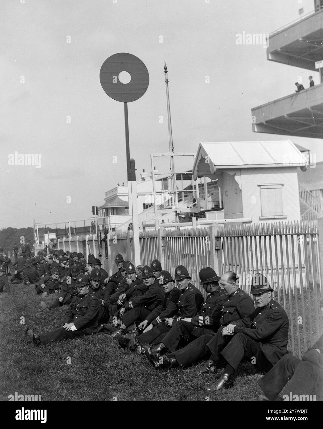 Il Derby Race Meeting all'ippodromo di Epsom - la polizia si riposa prima di iniziare le proprie mansioni . 2 giugno 1937 Foto Stock