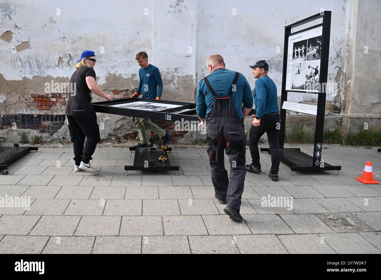 Opava, Repubblica Ceca. 1 ottobre 2024. Installazione della mostra 100kamziku (100 Moments) dell'Agenzia di stampa ceca (CTK), dedicata al centenario della redazione fotografica dell'Agenzia di stampa ceca, in via Janska a Opava, Repubblica Ceca, 1 ottobre 2024. Crediti: Jaroslav Ozana/CTK Photo/Alamy Live News Foto Stock