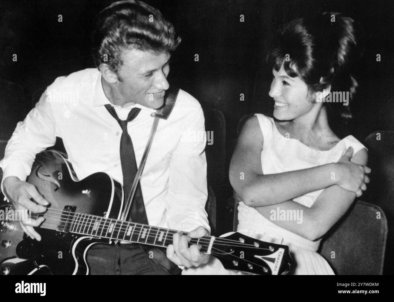 Parigi , Francia : il cantante pop francese Johnny Hallyday durante la rehersal alla parigina Olympia Music Hall con Gillian Hills, scoperto da Roger Vadim per il suo film Les Liaisons Dangereuses 19 settembre 1961 Foto Stock