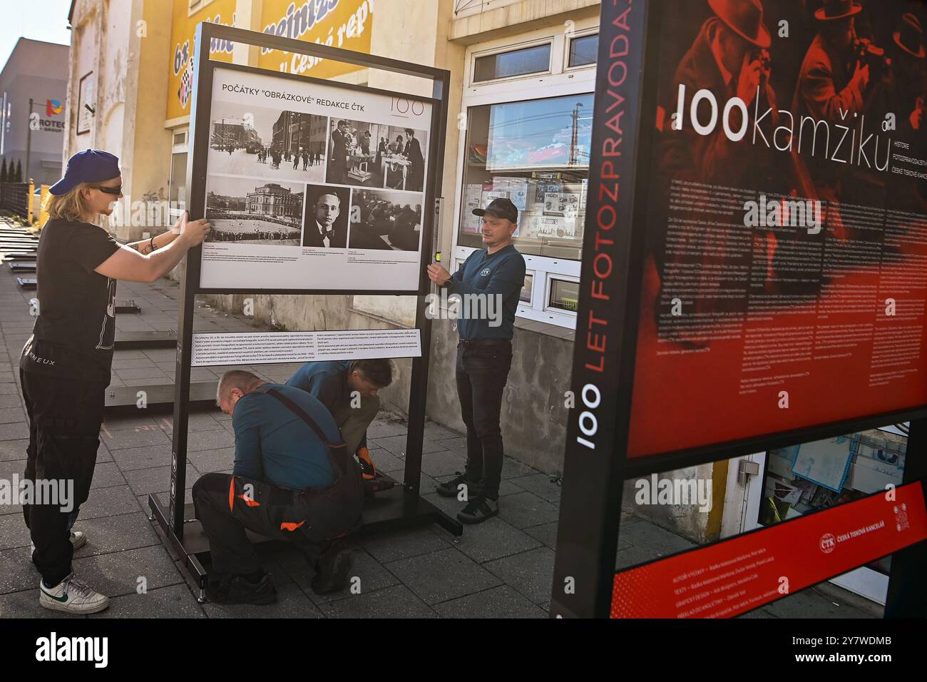 Opava, Repubblica Ceca. 1 ottobre 2024. Installazione della mostra 100kamziku (100 Moments) dell'Agenzia di stampa ceca (CTK), dedicata al centenario della redazione fotografica dell'Agenzia di stampa ceca, in via Janska a Opava, Repubblica Ceca, 1 ottobre 2024. Crediti: Jaroslav Ozana/CTK Photo/Alamy Live News Foto Stock