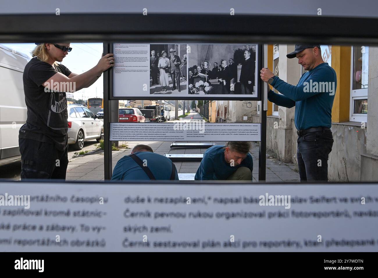 Opava, Repubblica Ceca. 1 ottobre 2024. Installazione della mostra 100kamziku (100 Moments) dell'Agenzia di stampa ceca (CTK), dedicata al centenario della redazione fotografica dell'Agenzia di stampa ceca, in via Janska a Opava, Repubblica Ceca, 1 ottobre 2024. Crediti: Jaroslav Ozana/CTK Photo/Alamy Live News Foto Stock