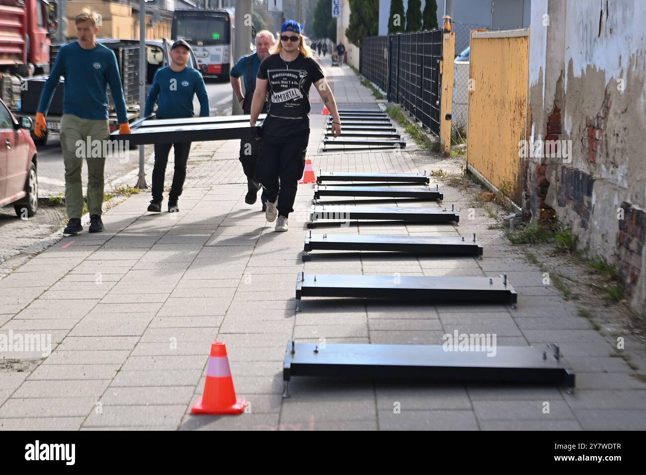 Opava, Repubblica Ceca. 1 ottobre 2024. Installazione della mostra 100kamziku (100 Moments) dell'Agenzia di stampa ceca (CTK), dedicata al centenario della redazione fotografica dell'Agenzia di stampa ceca, in via Janska a Opava, Repubblica Ceca, 1 ottobre 2024. Crediti: Jaroslav Ozana/CTK Photo/Alamy Live News Foto Stock