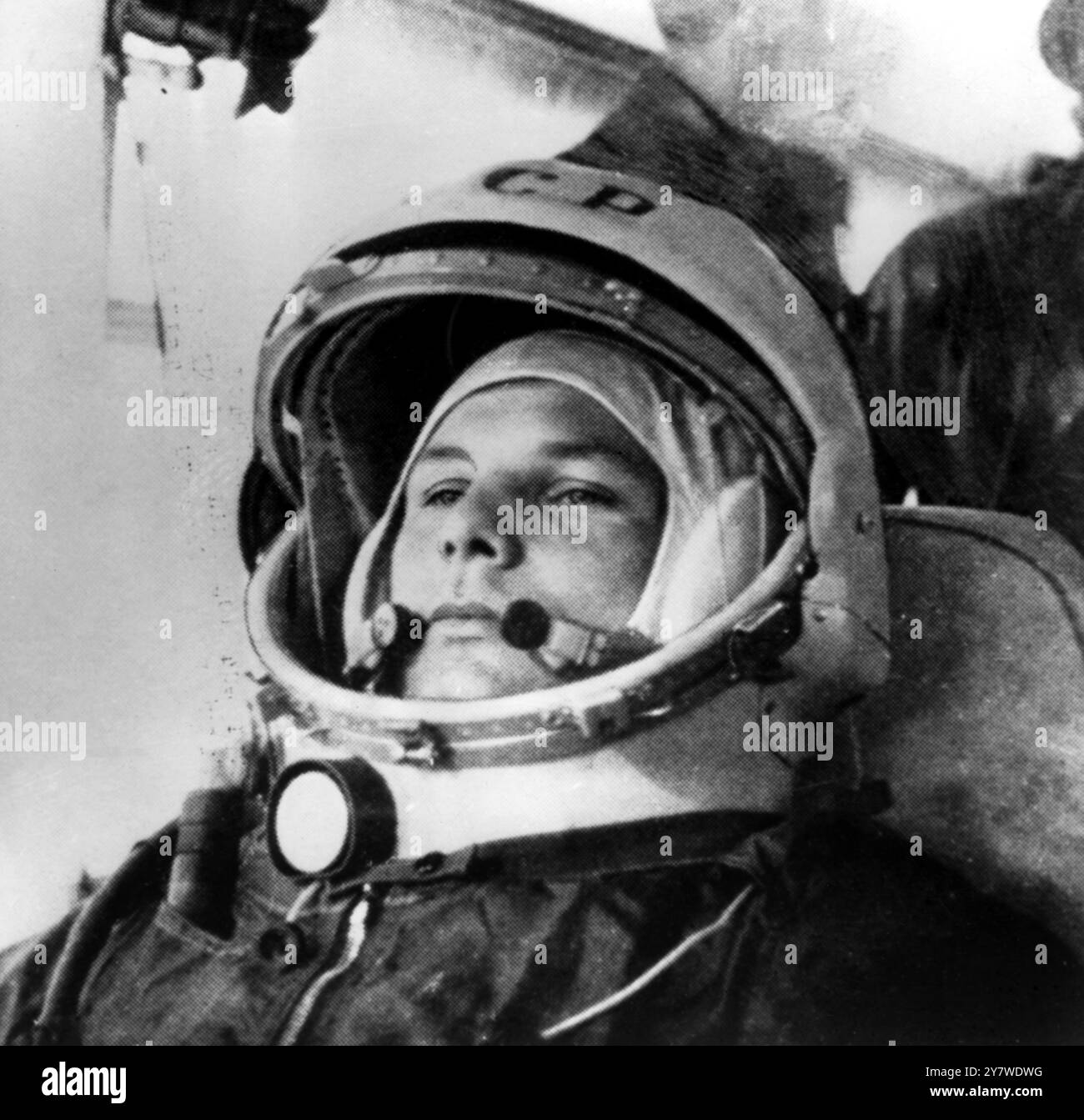 Cosmodrome (Space Flight Airfield) il 12 aprile 1961, il pilota spaziale Yuri Gagarin prende l'autobus per la nave spaziale in cui ha girato la terra. E' tornato sulla terra con il paracadute. 15 aprile 1961 Foto Stock
