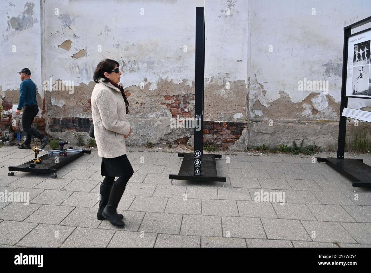 Opava, Repubblica Ceca. 1 ottobre 2024. Installazione della mostra 100kamziku (100 Moments) dell'Agenzia di stampa ceca (CTK), dedicata al centenario della redazione fotografica dell'Agenzia di stampa ceca, in via Janska a Opava, Repubblica Ceca, 1 ottobre 2024. Crediti: Jaroslav Ozana/CTK Photo/Alamy Live News Foto Stock
