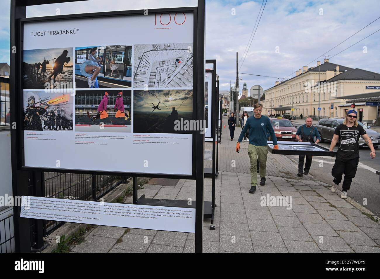 Opava, Repubblica Ceca. 1 ottobre 2024. Installazione della mostra 100kamziku (100 Moments) dell'Agenzia di stampa ceca (CTK), dedicata al centenario della redazione fotografica dell'Agenzia di stampa ceca, in via Janska a Opava, Repubblica Ceca, 1 ottobre 2024. Crediti: Jaroslav Ozana/CTK Photo/Alamy Live News Foto Stock
