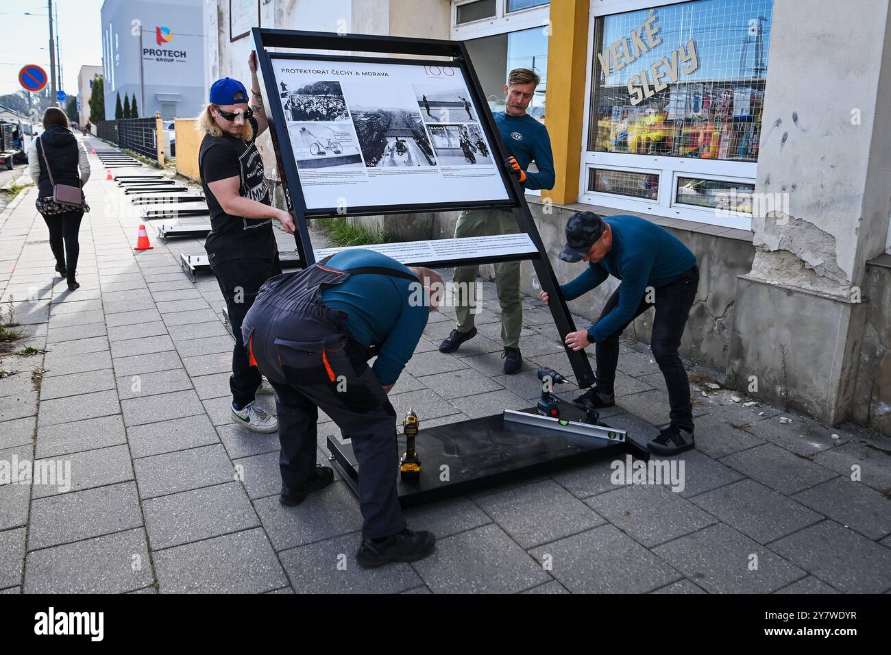 Opava, Repubblica Ceca. 1 ottobre 2024. Installazione della mostra 100kamziku (100 Moments) dell'Agenzia di stampa ceca (CTK), dedicata al centenario della redazione fotografica dell'Agenzia di stampa ceca, in via Janska a Opava, Repubblica Ceca, 1 ottobre 2024. Crediti: Jaroslav Ozana/CTK Photo/Alamy Live News Foto Stock
