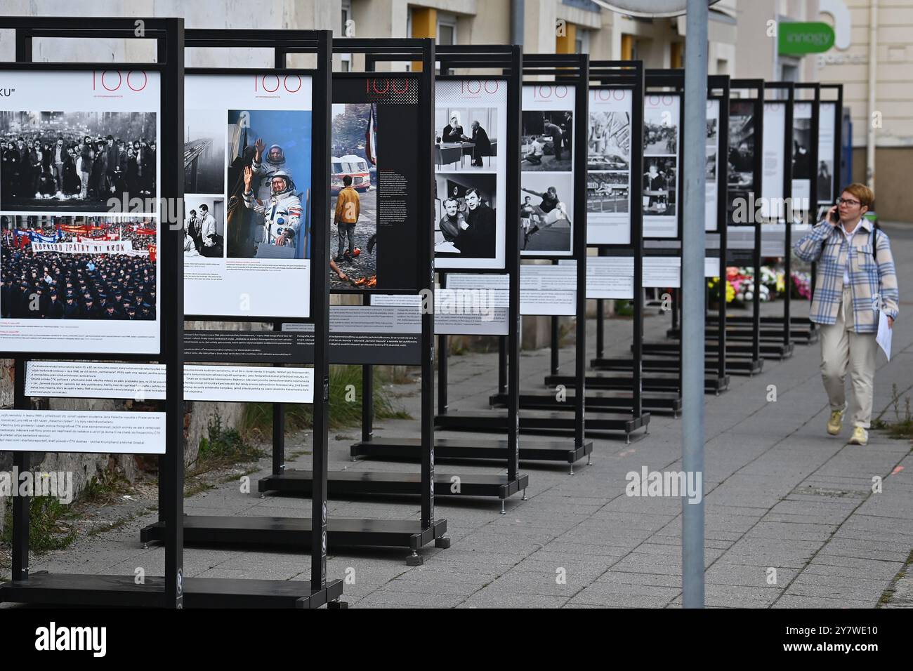 Opava, Repubblica Ceca. 1 ottobre 2024. Installazione della mostra 100kamziku (100 Moments) dell'Agenzia di stampa ceca (CTK), dedicata al centenario della redazione fotografica dell'Agenzia di stampa ceca, in via Janska a Opava, Repubblica Ceca, 1 ottobre 2024. Crediti: Jaroslav Ozana/CTK Photo/Alamy Live News Foto Stock