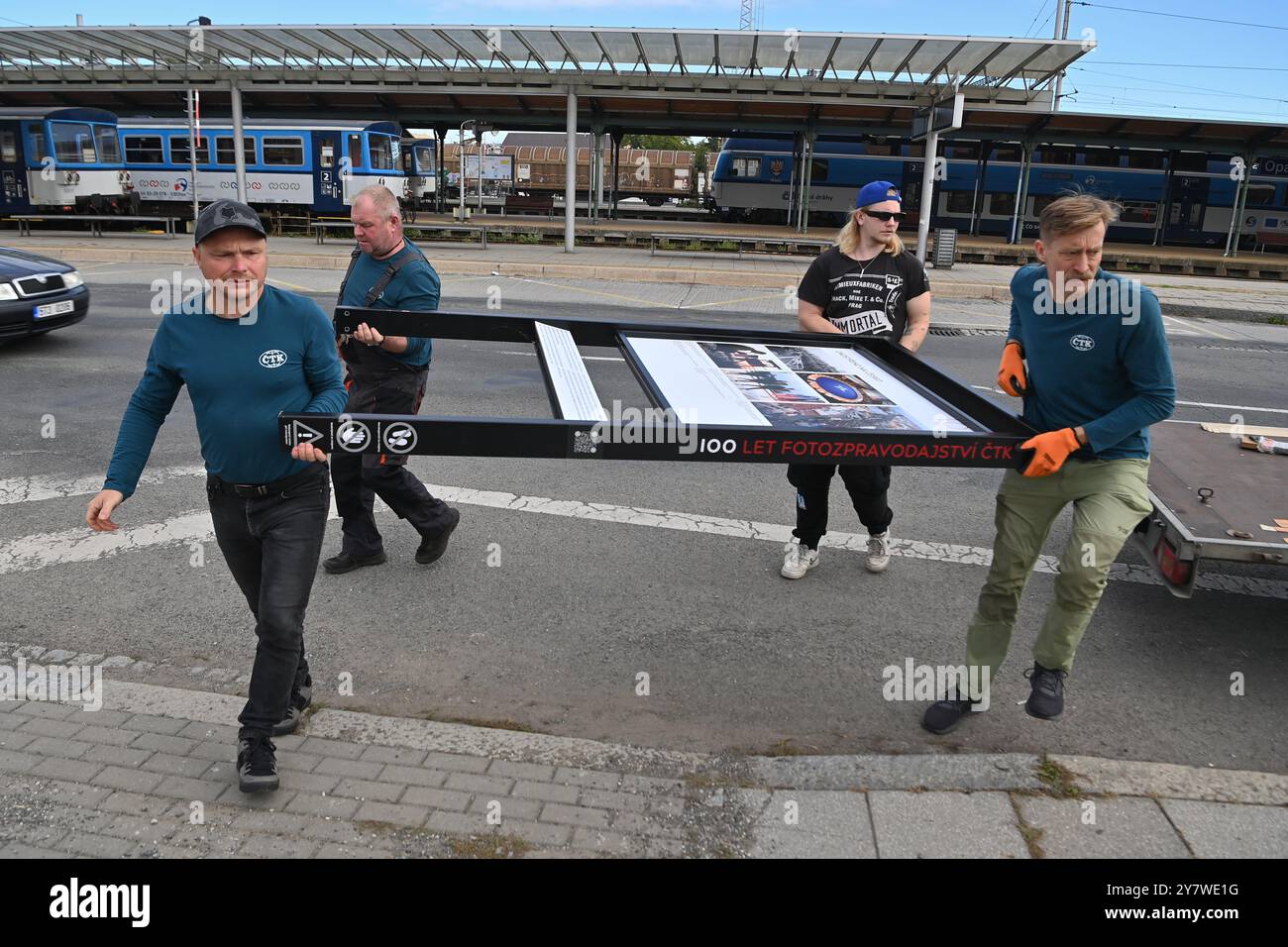 Opava, Repubblica Ceca. 1 ottobre 2024. Installazione della mostra 100kamziku (100 Moments) dell'Agenzia di stampa ceca (CTK), dedicata al centenario della redazione fotografica dell'Agenzia di stampa ceca, in via Janska a Opava, Repubblica Ceca, 1 ottobre 2024. Crediti: Jaroslav Ozana/CTK Photo/Alamy Live News Foto Stock