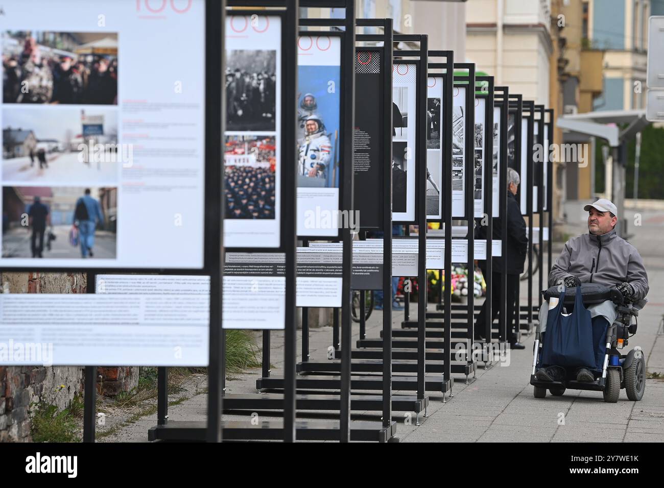 Opava, Repubblica Ceca. 1 ottobre 2024. Installazione della mostra 100kamziku (100 Moments) dell'Agenzia di stampa ceca (CTK), dedicata al centenario della redazione fotografica dell'Agenzia di stampa ceca, in via Janska a Opava, Repubblica Ceca, 1 ottobre 2024. Crediti: Jaroslav Ozana/CTK Photo/Alamy Live News Foto Stock
