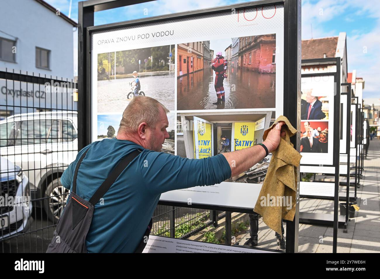 Opava, Repubblica Ceca. 1 ottobre 2024. Installazione della mostra 100kamziku (100 Moments) dell'Agenzia di stampa ceca (CTK), dedicata al centenario della redazione fotografica dell'Agenzia di stampa ceca, in via Janska a Opava, Repubblica Ceca, 1 ottobre 2024. Crediti: Jaroslav Ozana/CTK Photo/Alamy Live News Foto Stock