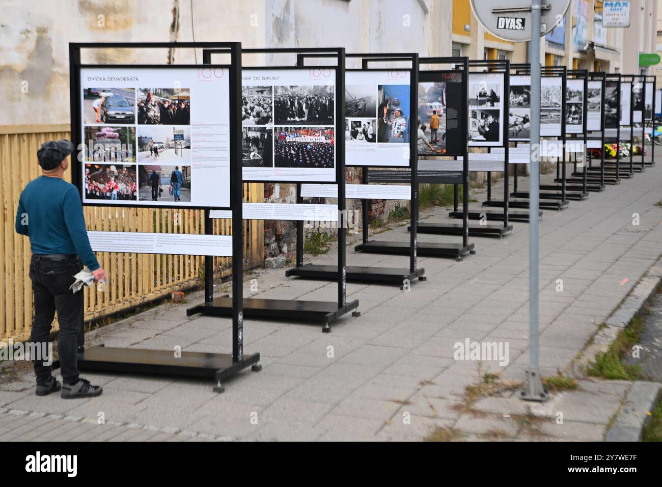 Opava, Repubblica Ceca. 1 ottobre 2024. Installazione della mostra 100kamziku (100 Moments) dell'Agenzia di stampa ceca (CTK), dedicata al centenario della redazione fotografica dell'Agenzia di stampa ceca, in via Janska a Opava, Repubblica Ceca, 1 ottobre 2024. Crediti: Jaroslav Ozana/CTK Photo/Alamy Live News Foto Stock