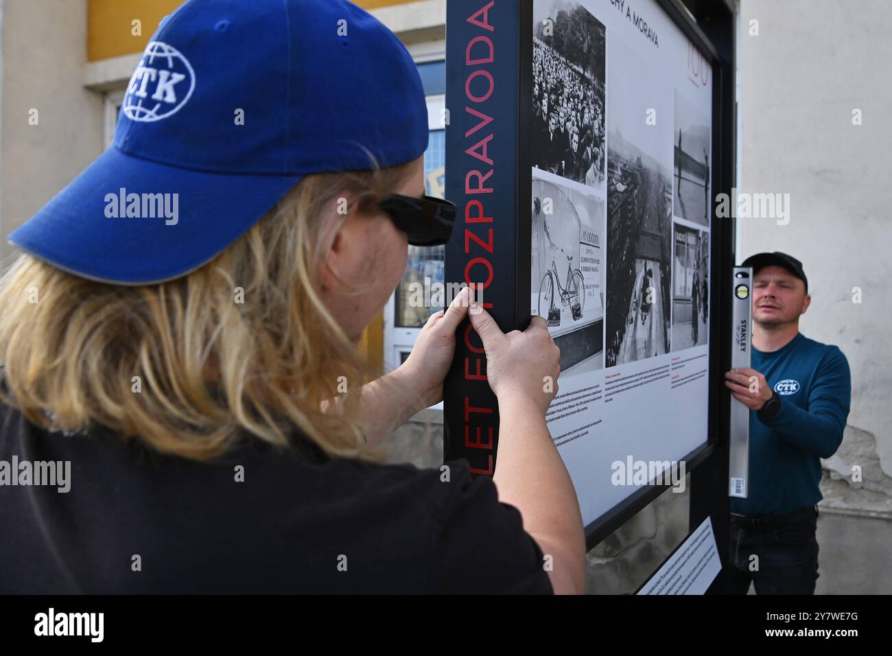 Opava, Repubblica Ceca. 1 ottobre 2024. Installazione della mostra 100kamziku (100 Moments) dell'Agenzia di stampa ceca (CTK), dedicata al centenario della redazione fotografica dell'Agenzia di stampa ceca, in via Janska a Opava, Repubblica Ceca, 1 ottobre 2024. Crediti: Jaroslav Ozana/CTK Photo/Alamy Live News Foto Stock
