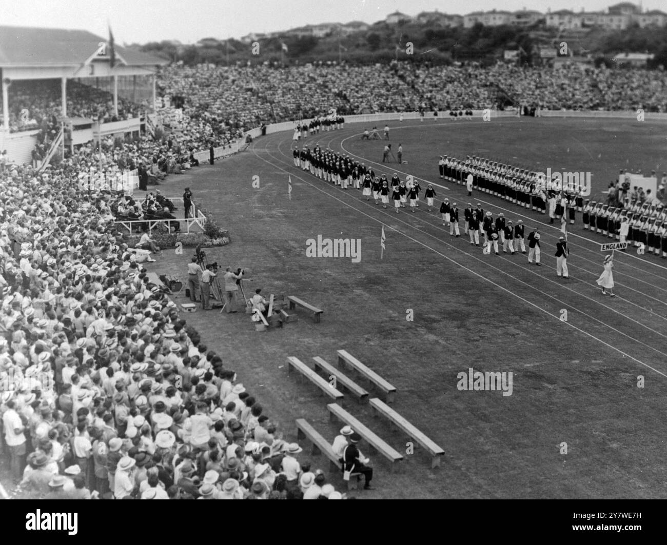 Parata di atleti. L'Inghilterra Team marcia sul tracciato. 11 febbraio Empire Games 1950 Foto Stock
