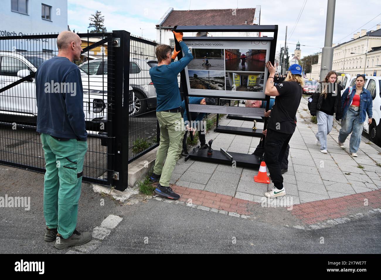 Opava, Repubblica Ceca. 1 ottobre 2024. Installazione della mostra 100kamziku (100 Moments) dell'Agenzia di stampa ceca (CTK), dedicata al centenario della redazione fotografica dell'Agenzia di stampa ceca, in via Janska a Opava, Repubblica Ceca, 1 ottobre 2024. Crediti: Jaroslav Ozana/CTK Photo/Alamy Live News Foto Stock