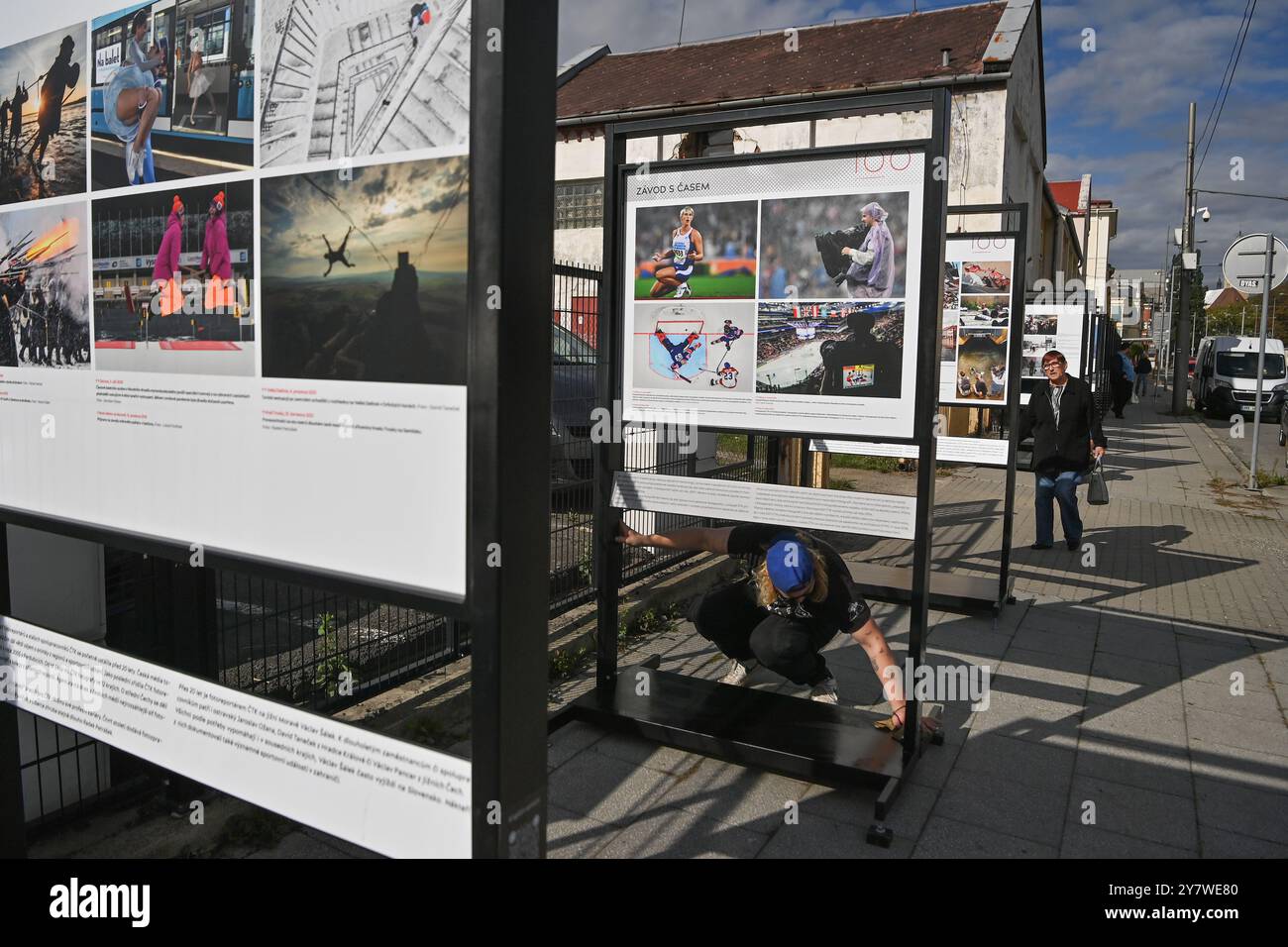 Opava, Repubblica Ceca. 1 ottobre 2024. Installazione della mostra 100kamziku (100 Moments) dell'Agenzia di stampa ceca (CTK), dedicata al centenario della redazione fotografica dell'Agenzia di stampa ceca, in via Janska a Opava, Repubblica Ceca, 1 ottobre 2024. Crediti: Jaroslav Ozana/CTK Photo/Alamy Live News Foto Stock