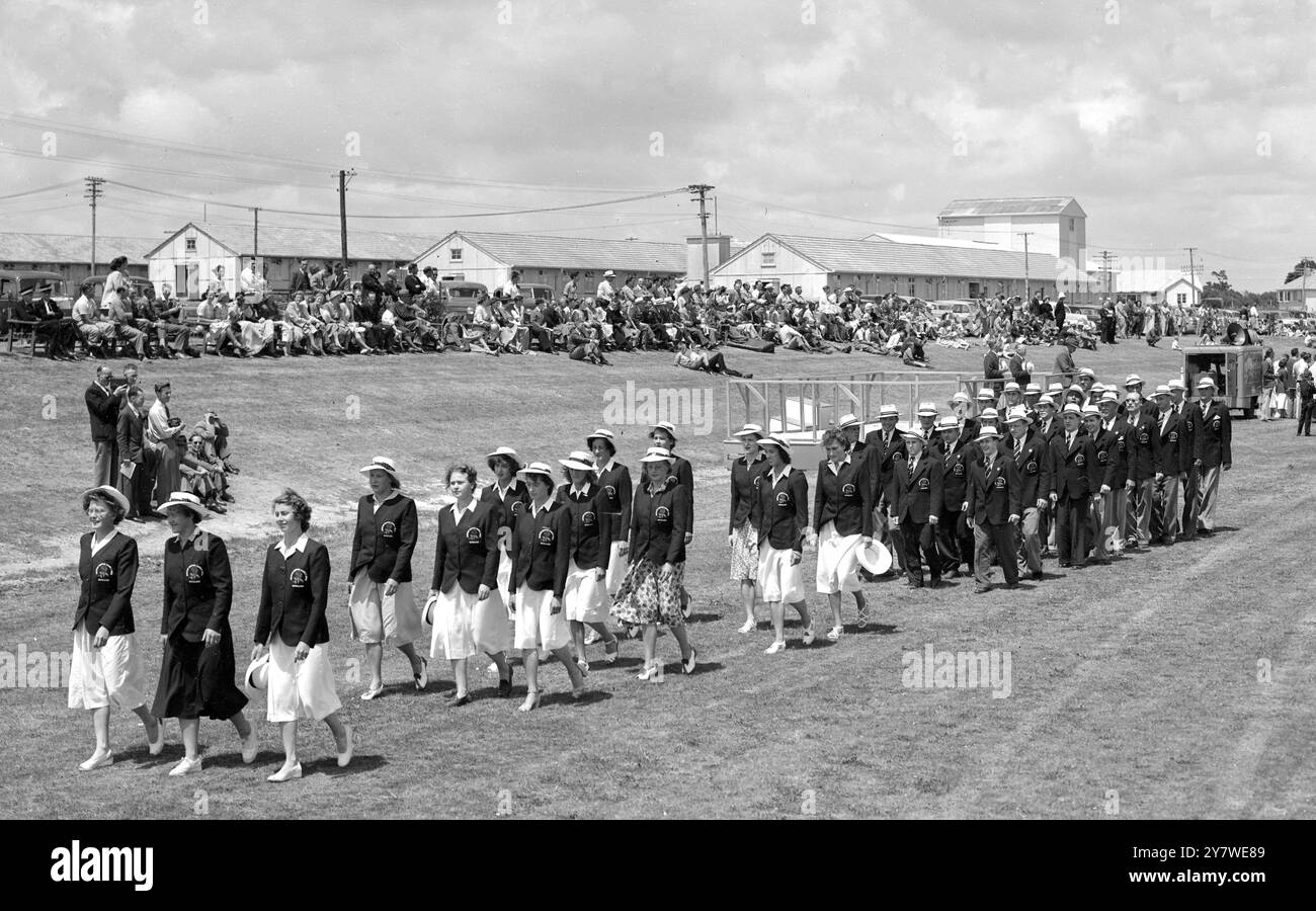 Il team inglese sta provando per la cerimonia di apertura. 11 febbraio 1950 Foto Stock