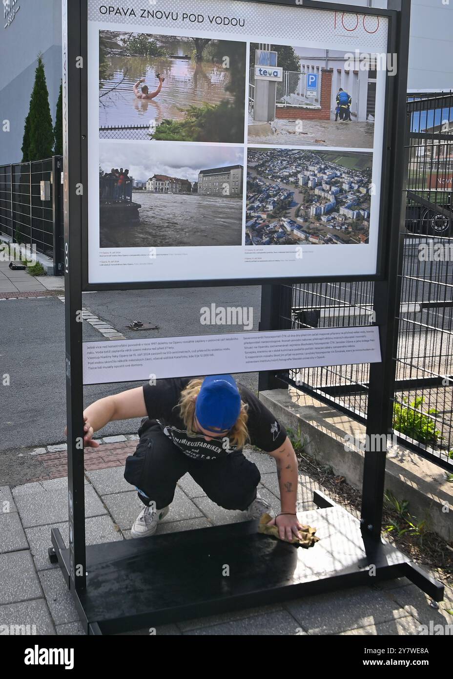 Opava, Repubblica Ceca. 1 ottobre 2024. Installazione della mostra 100kamziku (100 Moments) dell'Agenzia di stampa ceca (CTK), dedicata al centenario della redazione fotografica dell'Agenzia di stampa ceca, in via Janska a Opava, Repubblica Ceca, 1 ottobre 2024. Crediti: Jaroslav Ozana/CTK Photo/Alamy Live News Foto Stock