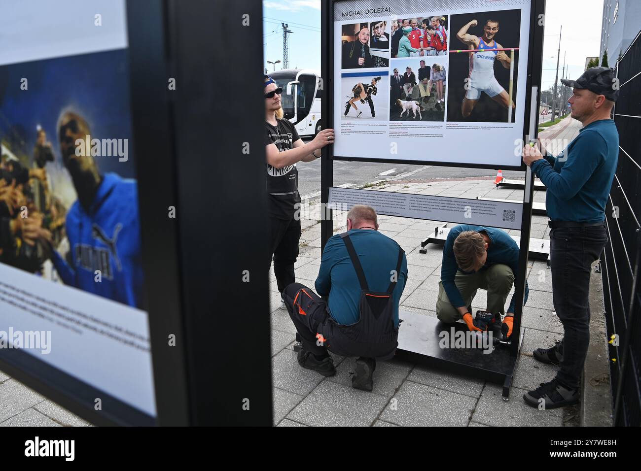 Opava, Repubblica Ceca. 1 ottobre 2024. Installazione della mostra 100kamziku (100 Moments) dell'Agenzia di stampa ceca (CTK), dedicata al centenario della redazione fotografica dell'Agenzia di stampa ceca, in via Janska a Opava, Repubblica Ceca, 1 ottobre 2024. Crediti: Jaroslav Ozana/CTK Photo/Alamy Live News Foto Stock