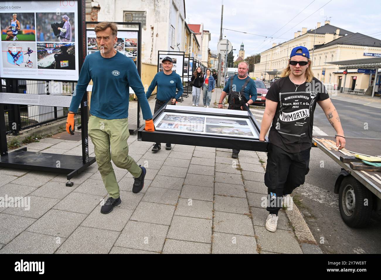 Opava, Repubblica Ceca. 1 ottobre 2024. Installazione della mostra 100kamziku (100 Moments) dell'Agenzia di stampa ceca (CTK), dedicata al centenario della redazione fotografica dell'Agenzia di stampa ceca, in via Janska a Opava, Repubblica Ceca, 1 ottobre 2024. Crediti: Jaroslav Ozana/CTK Photo/Alamy Live News Foto Stock