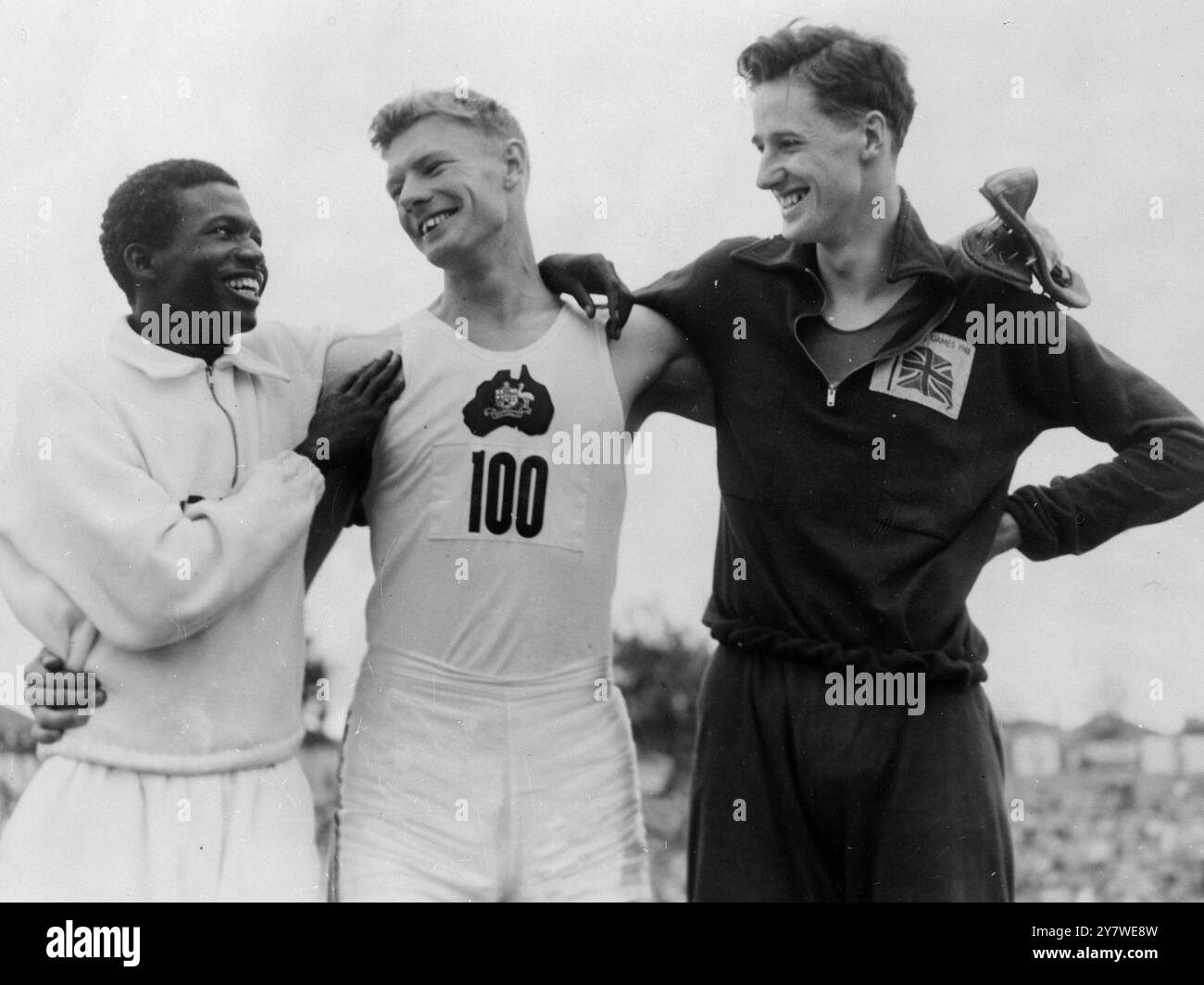 John Winter dell'Australia si congratula con i Dead-Heaters per il secondo posto dopo aver vinto la finale di High Jump. La sinistra è J Majekodunmi della Nigeria e la destra è Un Paterson della Scozia. Empire Games 1950 Foto Stock