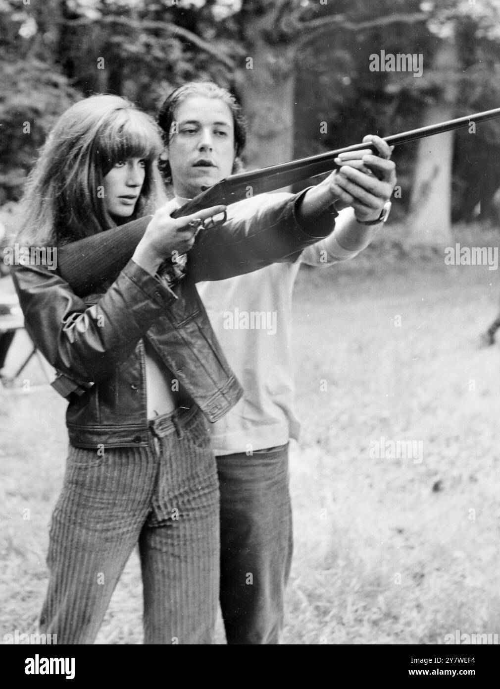 Essex , Inghilterra : Una pistola può essere una cosa terrificante soprattutto se la tua ragazza che non ha mai sparato una pistola prima del ... ricevendo qualche suggerimento su come sparare una pistola è la modella francese Olga Georges - Picot ... che sta recitando nel film della Paramount ' dormire è adorabile ' .... Darle qualche Consiglio è il regista David Hart ... perché nel film deve usare la pistola contro il suo amante . 24 giugno 1968 Foto Stock
