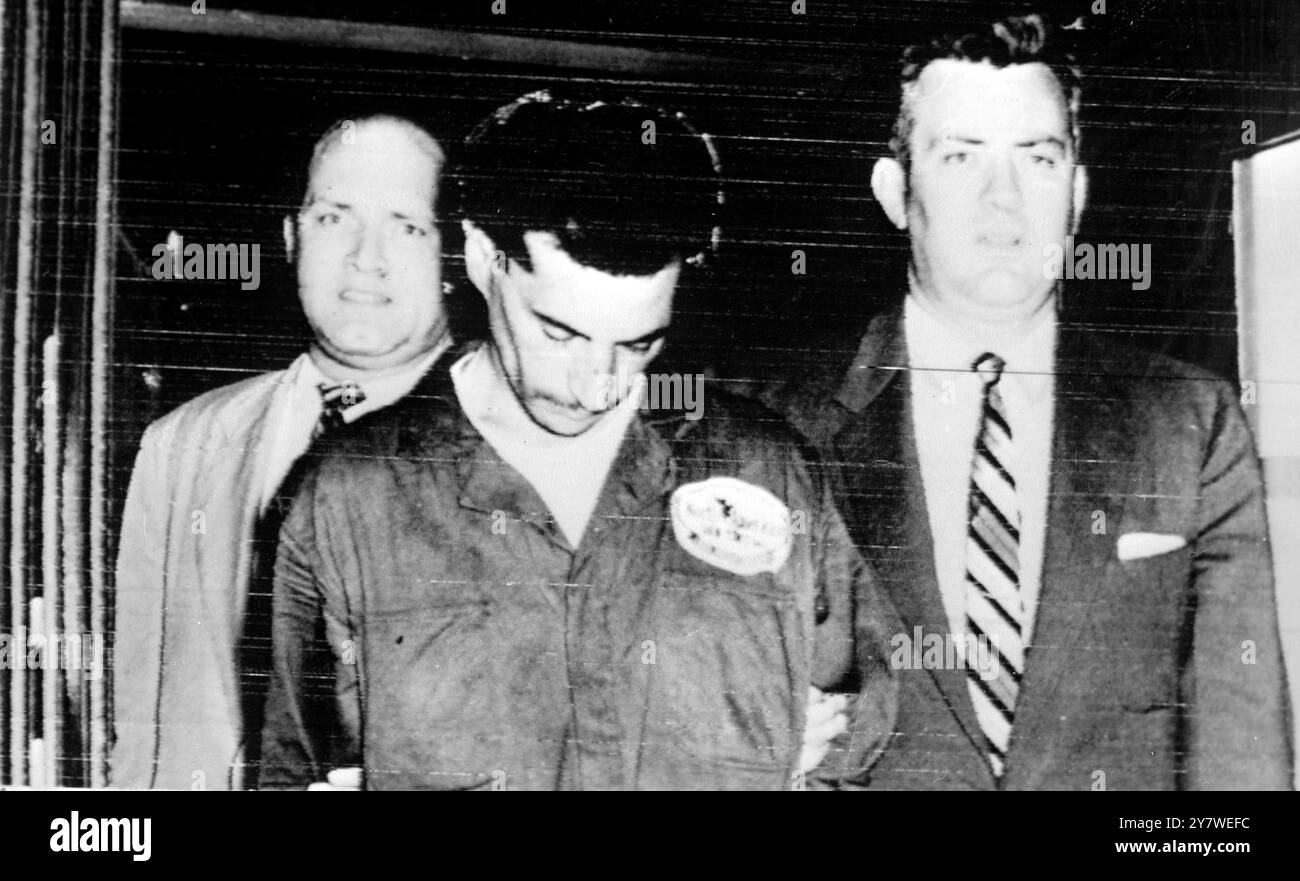 Mineola , New York State : con la testa inchinata ha 31 anni il tassista di New York , Angelo J . Lamarca , che ha confessato il sequestro di Peter Weinberger di un mese il 4 luglio . in arresto dopo aver confessato il sequestro con la pena massima per la quale è la morte. 24 agosto 1956 Foto Stock