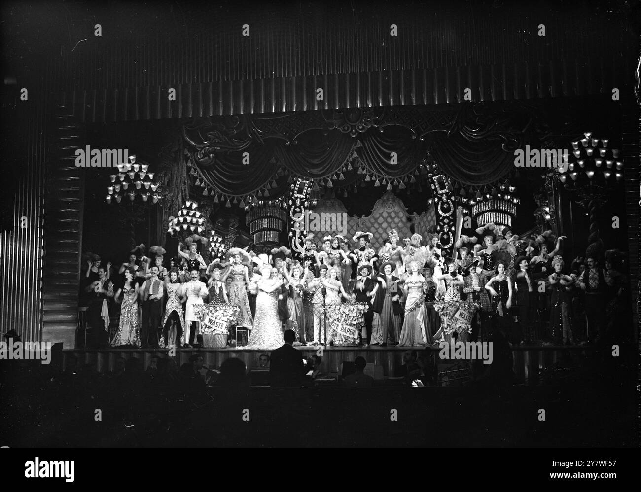 LO SPETTACOLO DI COMANDO DI TONIGHT 4 novembre 1946 Una prova generale per il Royal Command Variety Performace di Tonight. Immagini - Una vista generale della scena DI KLONDYKE con TESSIE o'SHEA in primo piano. Foto Stock