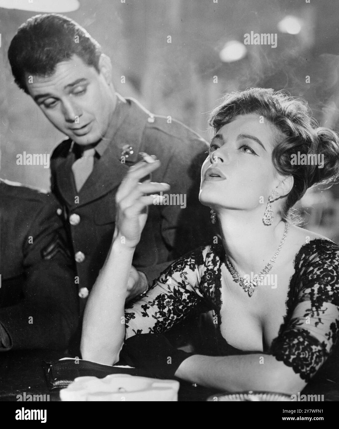 Shepperton , Middx : Shepperton Studios dove è ambientato l' ultimo film di Carl Foreman " i vincitori " , è l' attrice viennese Romy Schneider , che interpreta un violinista che a causa della guerra e della guida di un duro G . I . Eldridge ( Michael Callan ) , la brava ragazza emerge come una ragazza da bar. 8 gennaio 1963 Romy Schneider 1938 - 1982 è stata un'attrice tedesca di origine austriaca che aveva anche la cittadinanza francese. Foto Stock